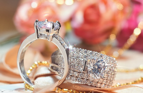 Pourquoi les gens choisissent-ils des diamants pour leurs bagues de fiançailles ?